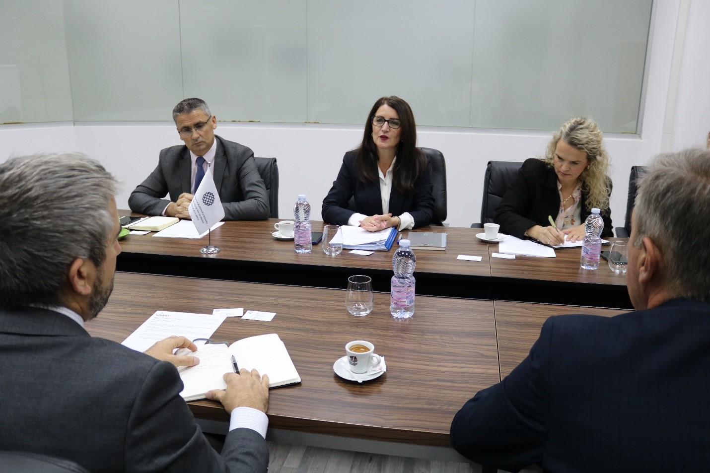 Auditorja e Përgjithshme pret në takim Drejtorin e ri të Zyrës së Demokracisë dhe Qeverisjes në USAID Noel Bauer
