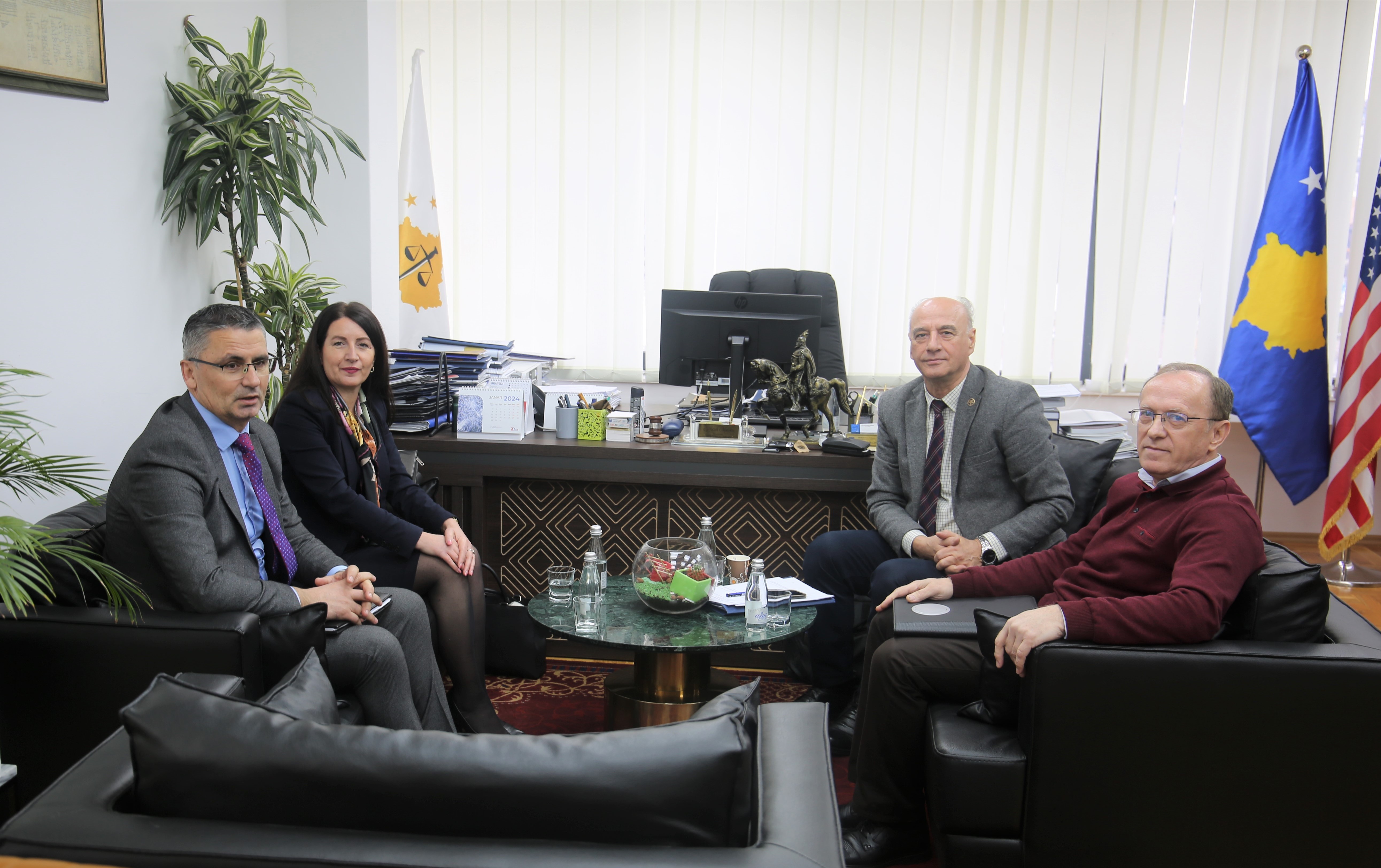 Auditorja e Përgjithshme Vlora Spanca u prit në takim nga Kryesuesi i Këshillit Prokurorial të Kosovës Jetish Maloku