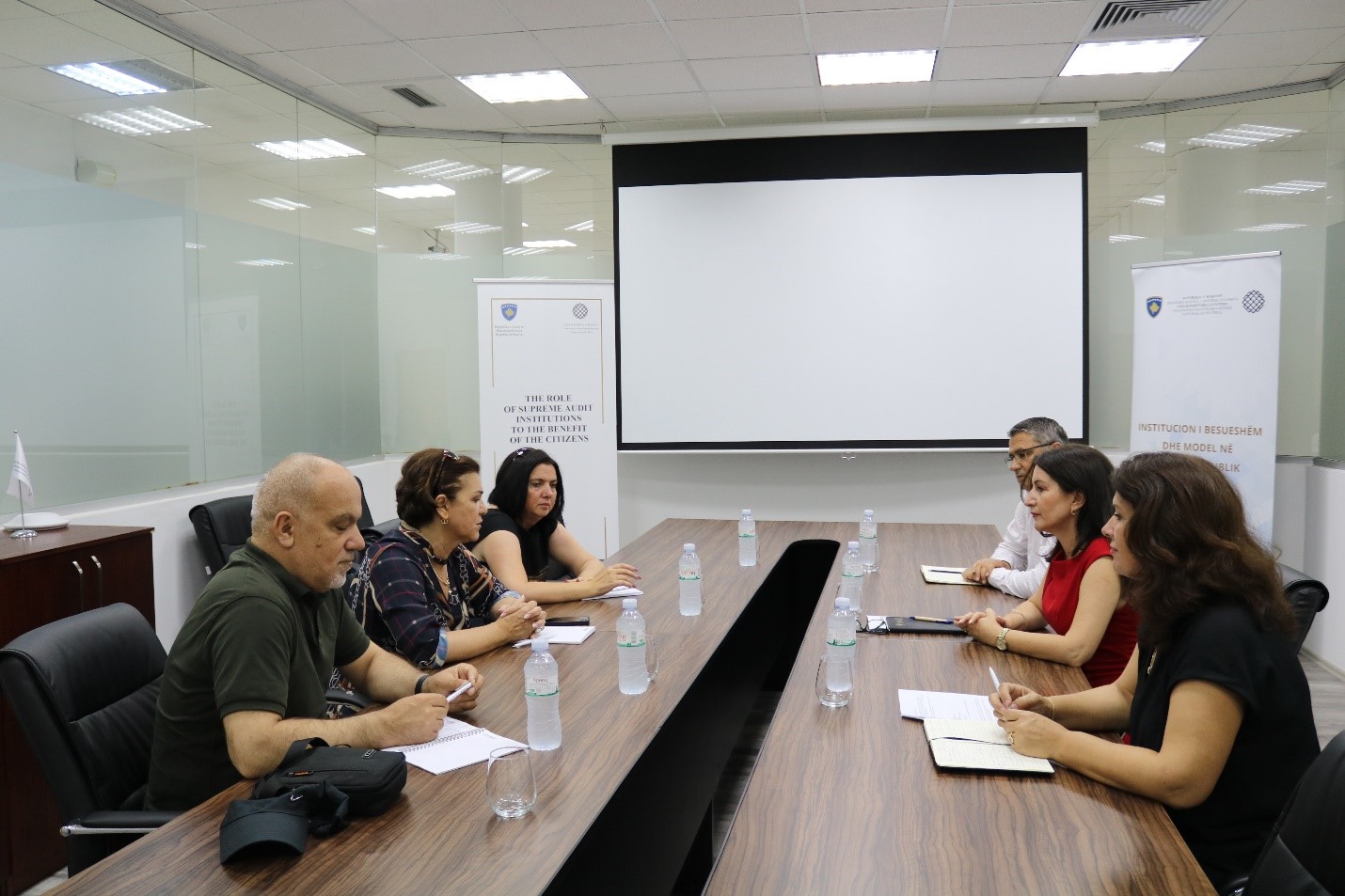 Auditorja e Përgjithshme priti në takim drejtoreshën e projektit të USAID Integriteti i Komunave të Kosovës me ekspertë 