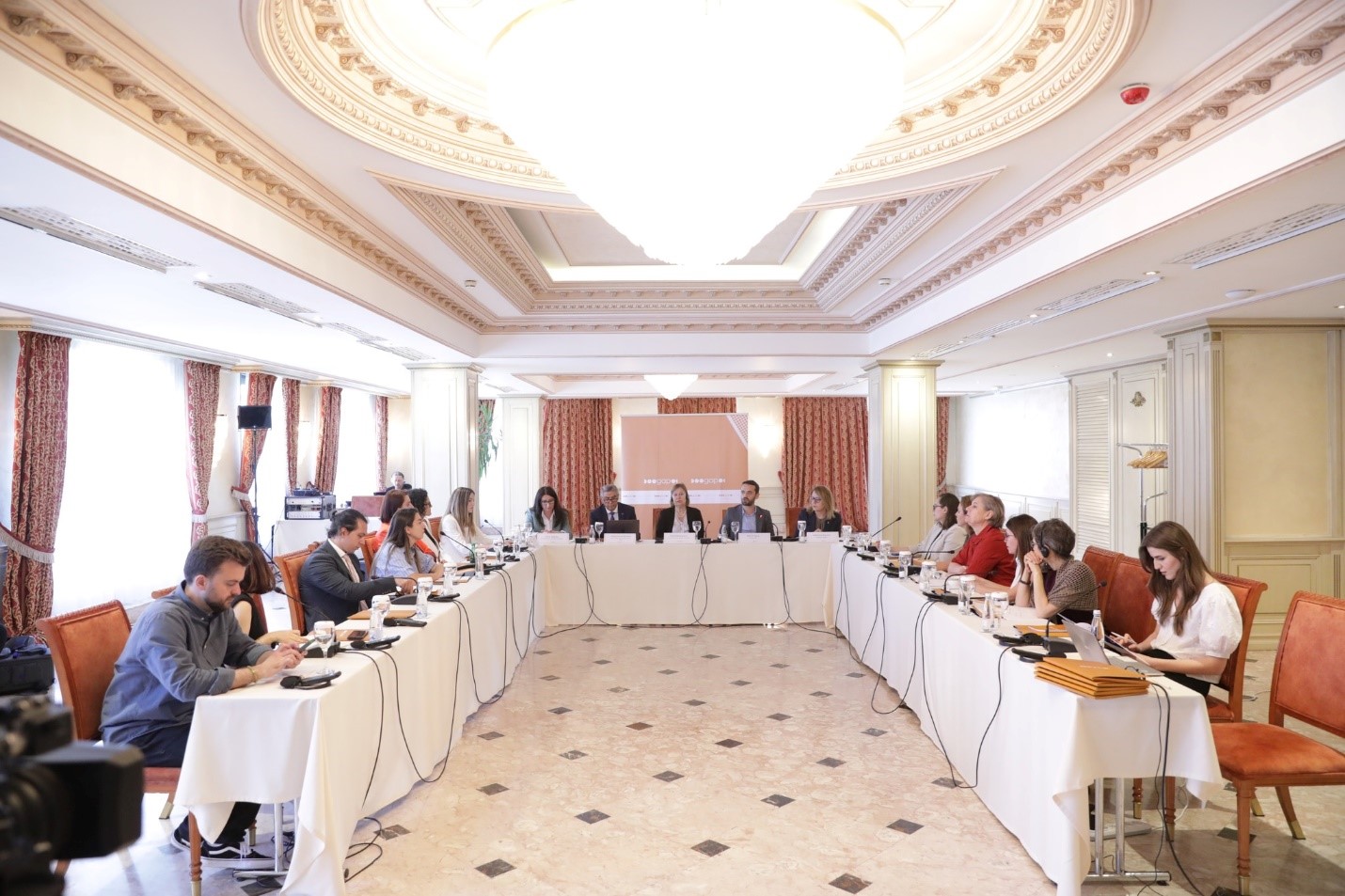 Auditorja e Përgjithshme merr pjesë në diskutim lidhur me “Nevojën për themelimin e një Institucioni të Pavarur Fiskal në Kosovë”