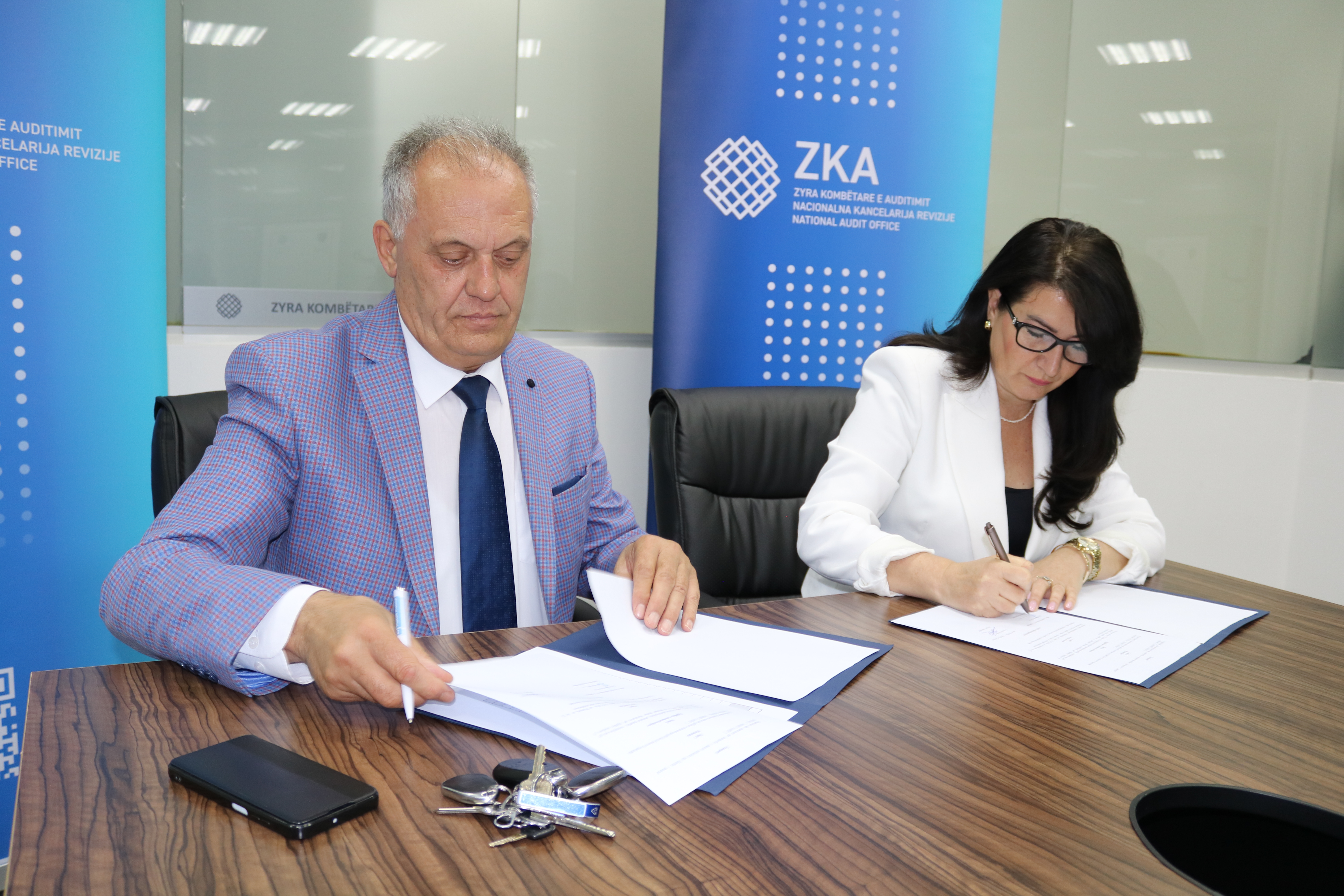 ZKA dhuron pajisje teknologjike dhe inventar për pesë shkolla