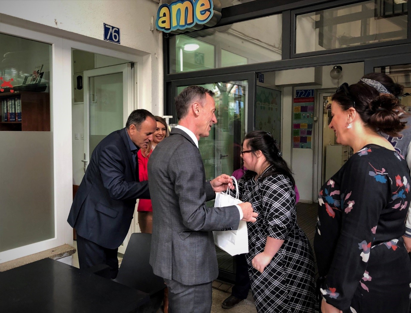 Auditori i Përgjithshëm viziton organizatat jo-qeveritare dhe dhuron pajisje kompjuterike