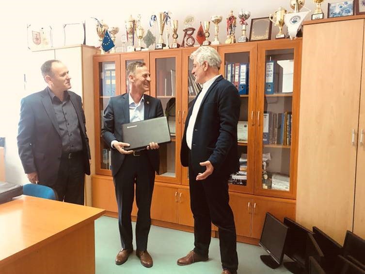 Auditori i Përgjithshëm Besnik Osmani ka vizituar Gjimnazin “Xhevdet Doda” në Prishtinë dhe ka dhuruar pajisje kompjuterike për nevojat e shkollës