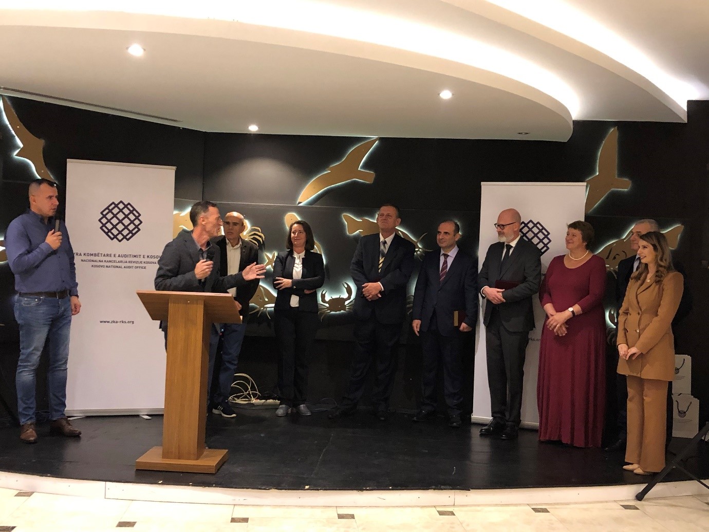 Auditori i Përgjithshëm në shenjë falënderimi ndan mirënjohje për përfaqësuesit e Institucioneve Supreme të Audimit dhe punonjësit