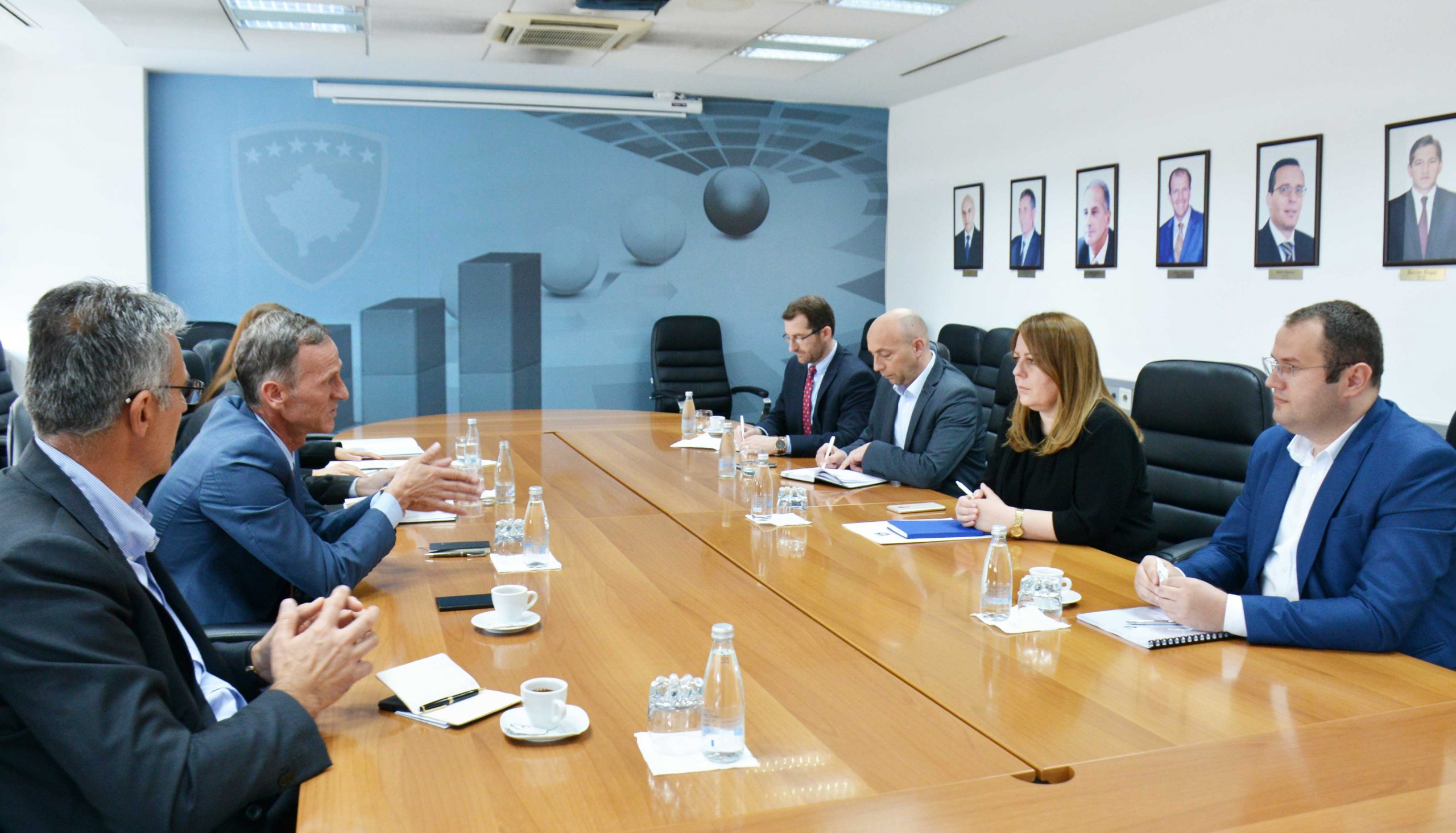 Ministrja Hykmete Bajrami priti në takim Auditorin e Përgjithshëm Besnik Osmani