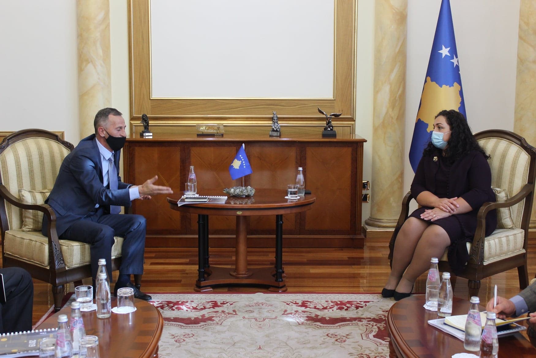 Kryetarja e Kuvendit pret në takim Auditorin e Përgjithshëm Besnik Osmani