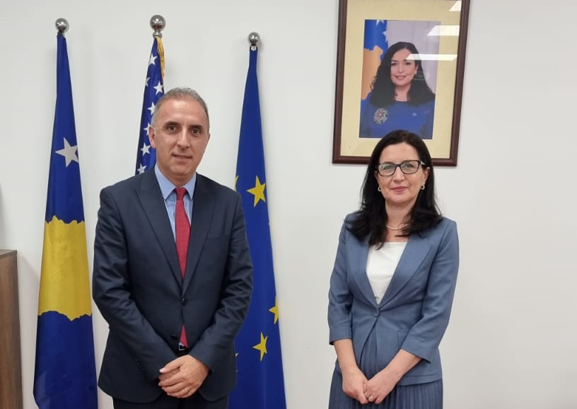 Drejtori Menaxhues i AKP-së, Arben Limani priti në takim Auditoren e Përgjithshme, Vlora Spanca