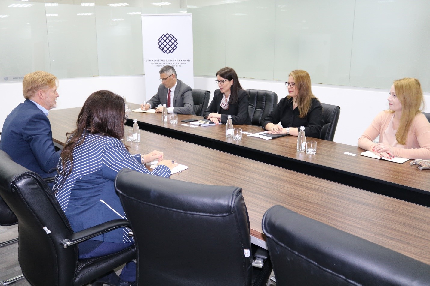 Auditorja e Përgjithshme dhe shefi i bashkëpunimit të Zyrës së BE-së në Kosovë diskutojnë për ndikimin e auditimit të jashtëm në menaxhimin e parasë publike