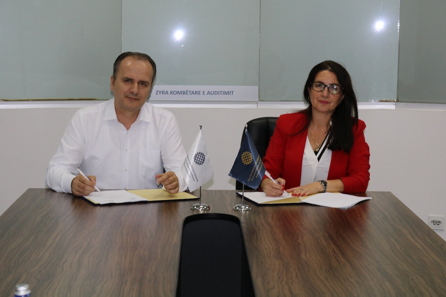ZKA-ja dhe IKAF-i me marrëveshje bashkëpunimi për të përkrahur zhvillimin e kapaciteteve dhe aftësive profesionale të stafit të ZKA-së